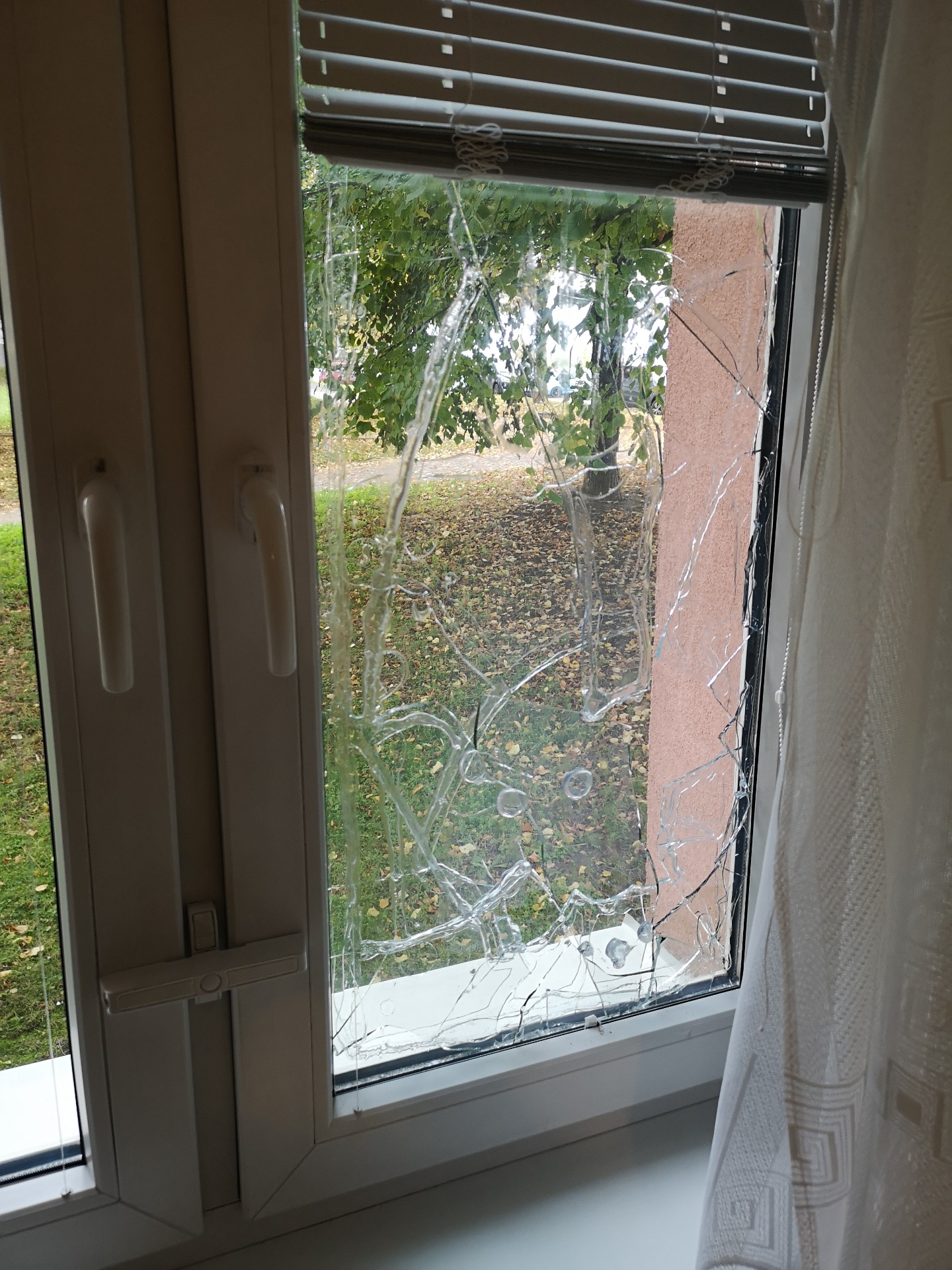 Reálná ukázka funkčnosti bezpečností fólie SMC AX - pokus o vloupání do bytu. Pachatel se do bytu nedostal.